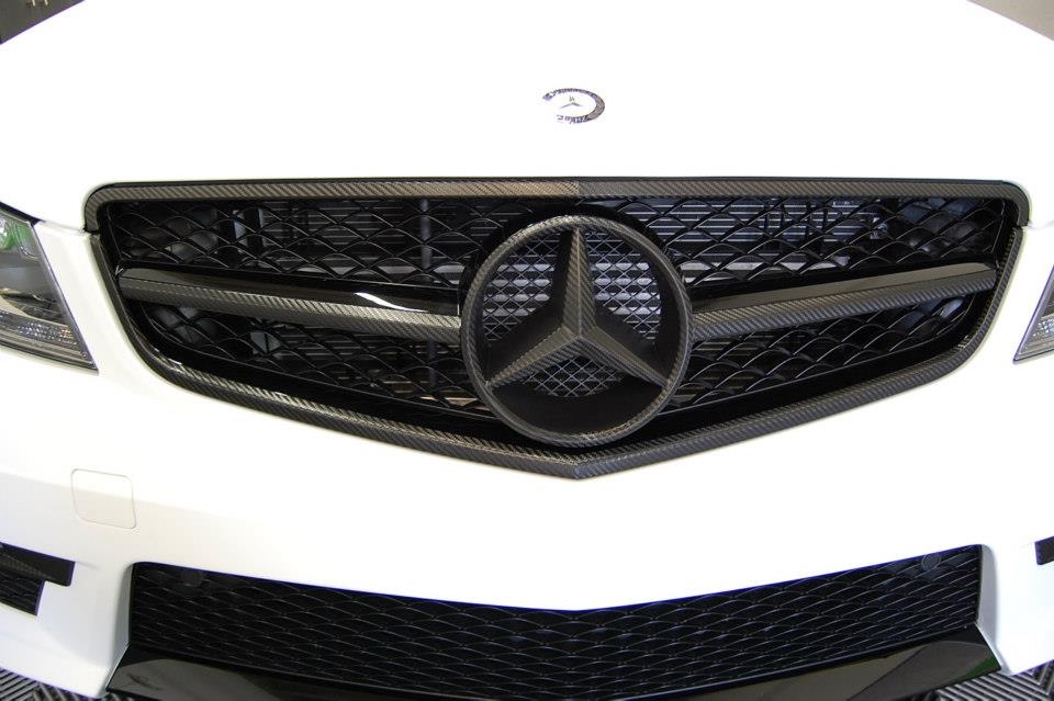 Mercedes C63 AMG avec un covering noir diamant satiné + détails