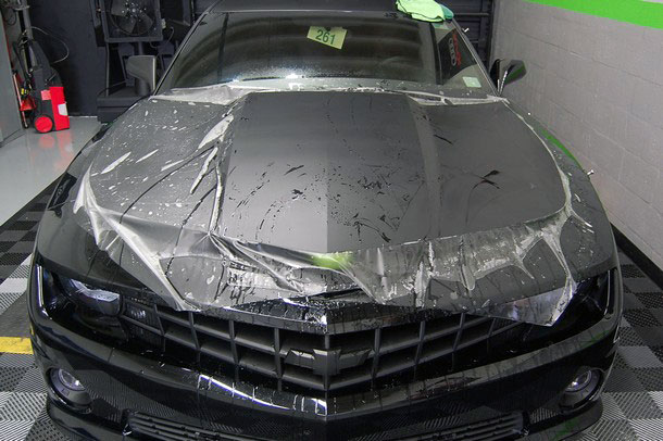 Capot d'une Chevrolet Camaro couvert par un film de protection carrosserie